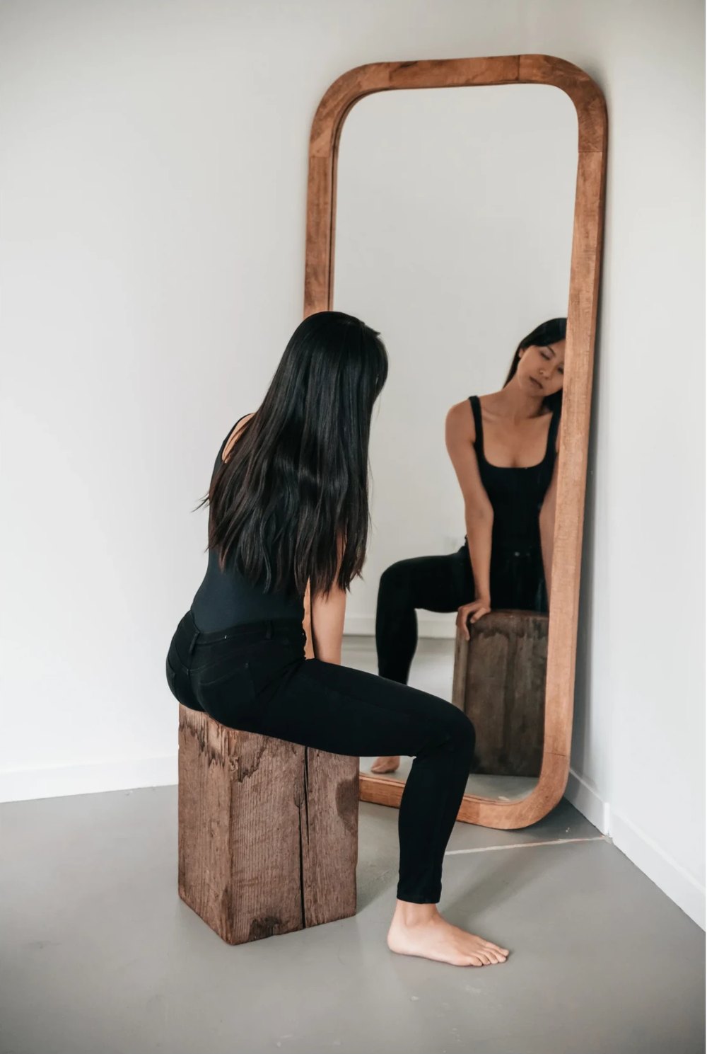 Espacio de reflexión: mujer sentada frente a un espejo
